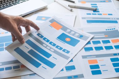 Web sitesi tasarımcısı Yaratıcı Planlama Uygulaması Geliştirme taslağı taslak çizim şablonu prototip çerçeve tasarım stüdyosu. Kullanıcı deneyimi kavramı .