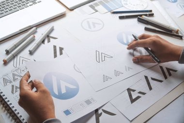 Grafik tasarımcı geliştirme süreci çizim tasarımı yaratıcı fikirler Logo ürün markası markası markası taslağı çiziyor. Grafik tasarımcı stüdyo kavramı.