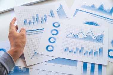Veri belgesi grafiği çizelgesinde çalışan işadamı, araştırma geliştirme planlama stratejisi analizi finans muhasebesi pazarlama raporu veriyor. İş ofisi kavramı.