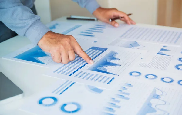 Veri belgesi grafiği çizelgesinde çalışan işadamı, araştırma geliştirme planlama stratejisi analizi finans muhasebesi pazarlama raporu veriyor. İş ofisi kavramı.