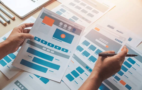 Web sitesi tasarımcısı Yaratıcı Planlama Uygulaması Geliştirme taslağı taslak çizim şablonu prototip çerçeve tasarım stüdyosu. Kullanıcı deneyimi kavramı .