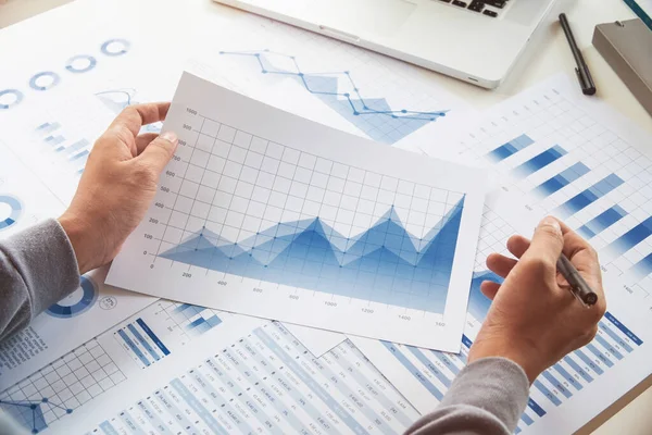Veri belgesi grafiği çizelgesinde çalışan işadamı, araştırma geliştirme planlama stratejisi analizi finans muhasebesi pazarlama raporu veriyor. İş ofisi kavramı.