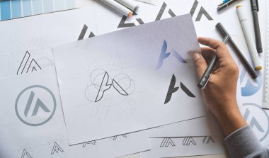 Grafik tasarımcı geliştirme süreci çizim tasarımı yaratıcı fikirler Logo ürün markası markası markası taslağı çiziyor. Grafik tasarımcı stüdyo kavramı.