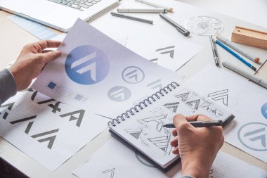 Grafik tasarımcı geliştirme süreci çizim tasarımı yaratıcı fikirler Logo ürün markası markası markası taslağı çiziyor. Grafik tasarımcı stüdyo kavramı.