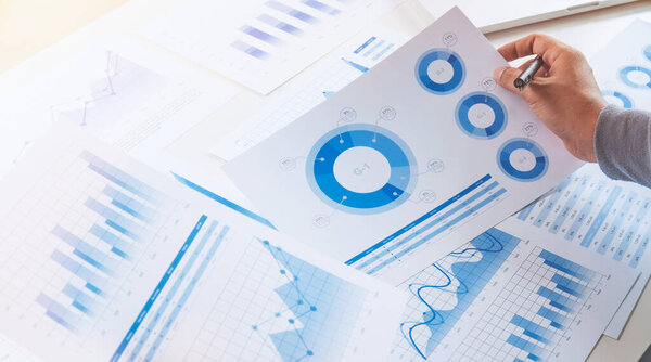 бизнесмен, работающий с данными график график отчета маркетинговых исследований планирование развития планирования стратегий анализа финансового учета. Концепция офиса.