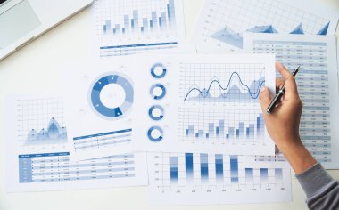 Veri belgesi grafiği çizelgesinde çalışan işadamı, araştırma geliştirme planlama stratejisi analizi finans muhasebesi pazarlama raporu veriyor. İş ofisi kavramı.