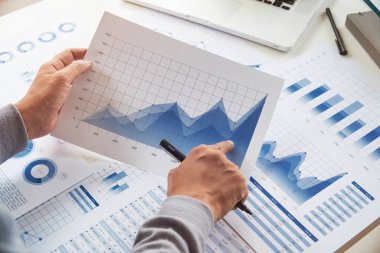 Veri belgesi grafiği çizelgesinde çalışan işadamı, araştırma geliştirme planlama stratejisi analizi finans muhasebesi pazarlama raporu veriyor. İş ofisi kavramı.