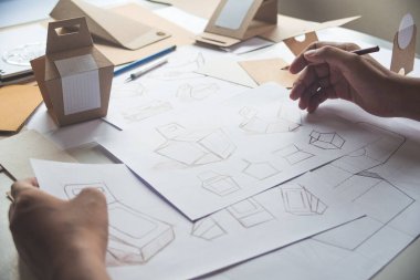 Tasarımcı çizim tasarımı Brown el işi karton kağıt ürün eko paketleme kutu geliştirme şablonu markalaşma etiketi. Tasarımcı stüdyo .