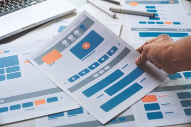 Web sitesi tasarımcısı Yaratıcı Planlama Uygulaması Geliştirme taslağı taslak çizim şablonu prototip çerçeve tasarım stüdyosu. Kullanıcı deneyimi kavramı .