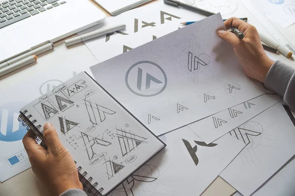 Grafik tasarımcı geliştirme süreci çizim tasarımı yaratıcı fikirler Logo ürün markası markası markası taslağı çiziyor. Grafik tasarımcı stüdyo kavramı.