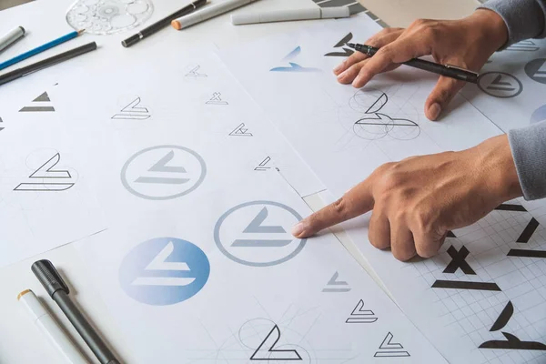 Grafik tasarımcı geliştirme süreci çizim tasarımı yaratıcı fikirler Logo ürün markası markası markası taslağı çiziyor. Grafik tasarımcı stüdyo kavramı.