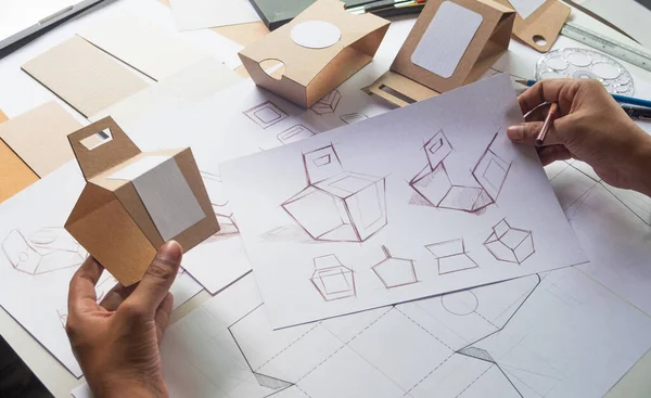 デザイナースケッチドローイングデザインブラウンクラフト段ボール紙製品エコパッケージモックアップボックス開発テンプレートパッケージブランディングラベル デザイナースタジオのコンセプト — ストック写真