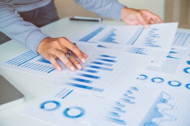 Veri belgesi grafiği çizelgesinde çalışan işadamı, araştırma geliştirme planlama stratejisi analizi finans muhasebesi pazarlama raporu veriyor. İş ofisi kavramı.