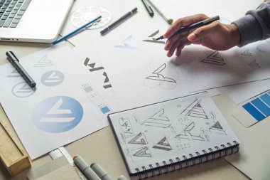 Grafik tasarımcı geliştirme süreci çizim tasarımı yaratıcı fikirler Logo ürün markası markası markası taslağı çiziyor. Grafik tasarımcı stüdyo kavramı.