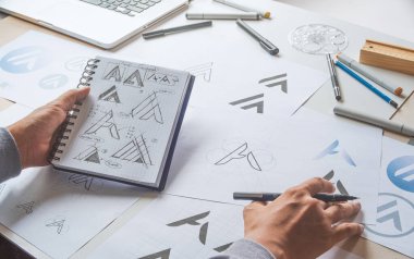 Grafik tasarımcı geliştirme süreci çizim tasarımı yaratıcı fikirler Logo ürün markası markası markası taslağı çiziyor. Grafik tasarımcı stüdyo kavramı.