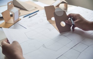 Tasarımcı çizim tasarımı Brown el işi karton kağıt ürün eko paketleme kutu geliştirme şablonu markalaşma etiketi. Tasarımcı stüdyo .