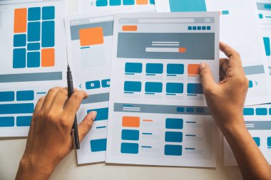 Web sitesi tasarımcısı Yaratıcı Planlama Uygulaması Geliştirme taslağı taslak çizim şablonu prototip çerçeve tasarım stüdyosu. Kullanıcı deneyimi kavramı .