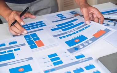 Web sitesi tasarımcısı Yaratıcı Planlama Uygulaması Geliştirme taslağı taslak çizim şablonu prototip çerçeve tasarım stüdyosu. Kullanıcı deneyimi kavramı .