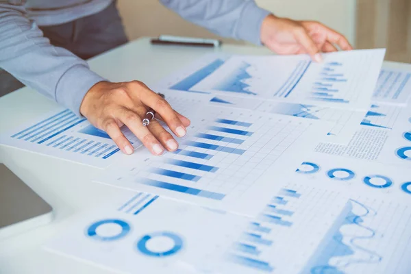 Zakenman Werkdata Document Grafiek Verslag Marketing Onderzoek Ontwikkeling Planning Management — Stockfoto