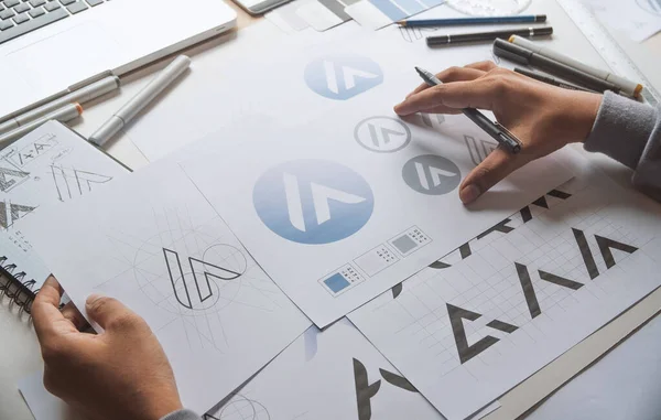 Grafik tasarımcı geliştirme süreci çizim tasarımı yaratıcı fikirler Logo ürün markası markası markası taslağı çiziyor. Grafik tasarımcı stüdyo kavramı.