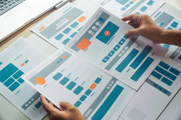 ウェブサイトデザイナークリエイティブプランニングアプリケーション開発者のドラフトスケッチ図面テンプレートレイアウトプロトタイプフレームワークワイヤーフレームデザインスタジオ ユーザーエクスペリエンスの概念 — ストック写真