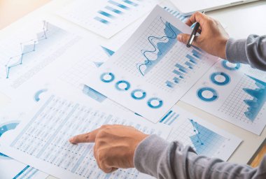 Veri belgesi grafiği çizelgesinde çalışan işadamı, araştırma geliştirme planlama stratejisi analizi finans muhasebesi pazarlama raporu veriyor. İş ofisi kavramı.