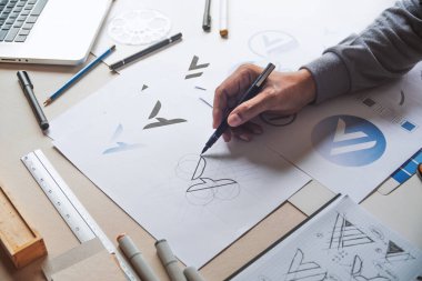 Grafik tasarımcı geliştirme süreci çizim tasarımı yaratıcı fikirler Logo ürün markası markası markası taslağı çiziyor. Grafik tasarımcı stüdyo kavramı.