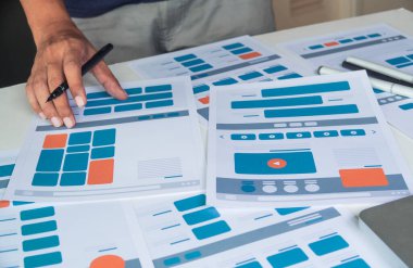 Web sitesi tasarımcısı Yaratıcı Planlama Uygulaması Geliştirme taslağı taslak çizim şablonu prototip çerçeve tasarım stüdyosu. Kullanıcı deneyimi kavramı .