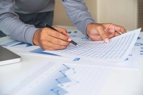 Veri belgesi grafiği çizelgesinde çalışan işadamı, araştırma geliştirme planlama stratejisi analizi finans muhasebesi pazarlama raporu veriyor. İş ofisi kavramı.