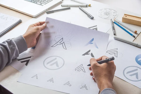 Grafik tasarımcı geliştirme süreci çizim tasarımı yaratıcı fikirler Logo ürün markası markası markası taslağı çiziyor. Grafik tasarımcı stüdyo kavramı.