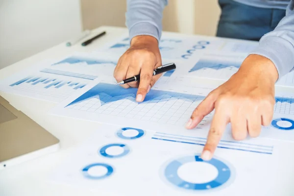 Veri belgesi grafiği çizelgesinde çalışan işadamı, araştırma geliştirme planlama stratejisi analizi finans muhasebesi pazarlama raporu veriyor. İş ofisi kavramı.