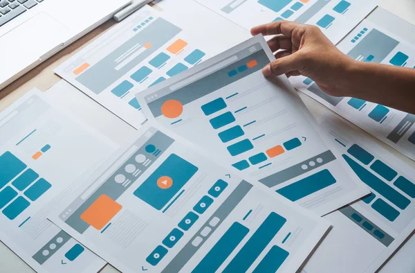 Web sitesi tasarımcısı Yaratıcı Planlama Uygulaması Geliştirme taslağı taslak çizim şablonu prototip çerçeve tasarım stüdyosu. Kullanıcı deneyimi kavramı .