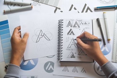Grafik tasarımcı geliştirme süreci çizim tasarımı yaratıcı fikirler Logo ürün markası markası markası taslağı çiziyor. Grafik tasarımcı stüdyo kavramı.