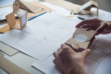 Tasarımcı çizim tasarımı Brown el işi karton kağıt ürün eko paketleme kutu geliştirme şablonu markalaşma etiketi. Tasarımcı stüdyo .