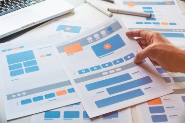 Web sitesi tasarımcısı Yaratıcı Planlama Uygulaması Geliştirme taslağı taslak çizim şablonu prototip çerçeve tasarım stüdyosu. Kullanıcı deneyimi kavramı .