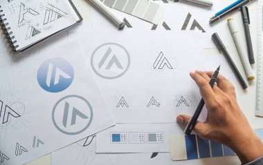 Grafik tasarımcı geliştirme süreci çizim tasarımı yaratıcı fikirler Logo ürün markası markası markası taslağı çiziyor. Grafik tasarımcı stüdyo kavramı.