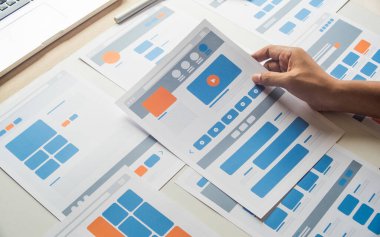 Web sitesi tasarımcısı Yaratıcı Planlama Uygulaması Geliştirme taslağı taslak çizim şablonu prototip çerçeve tasarım stüdyosu. Kullanıcı deneyimi kavramı .