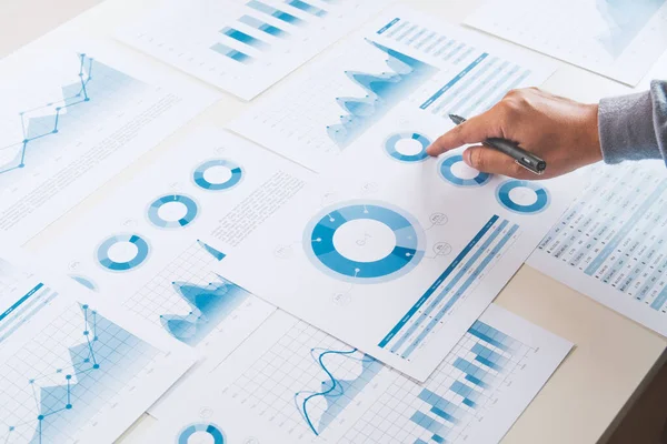 Zakenman Werkdata Document Grafiek Verslag Marketing Onderzoek Ontwikkeling Planning Management — Stockfoto