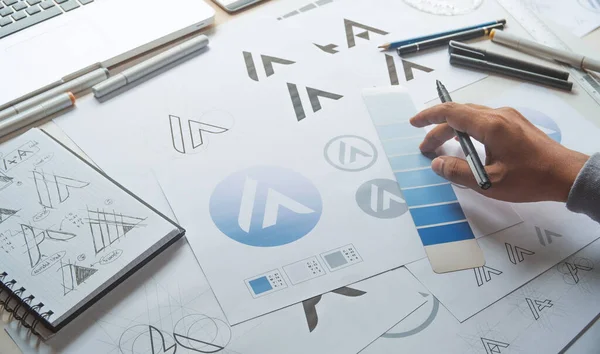 Grafik tasarımcı geliştirme süreci çizim tasarımı yaratıcı fikirler Logo ürün markası markası markası taslağı çiziyor. Grafik tasarımcı stüdyo kavramı.