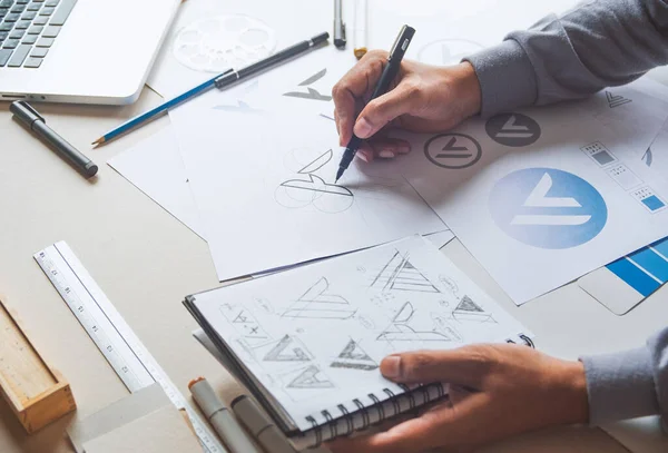 Grafik tasarımcı geliştirme süreci çizim tasarımı yaratıcı fikirler Logo ürün markası markası markası taslağı çiziyor. Grafik tasarımcı stüdyo kavramı.