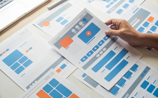 ウェブサイトデザイナークリエイティブプランニングアプリケーション開発者のドラフトスケッチ図面テンプレートレイアウトプロトタイプフレームワークワイヤーフレームデザインスタジオ ユーザーエクスペリエンスの概念 — ストック写真
