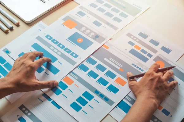 Web sitesi tasarımcısı Yaratıcı Planlama Uygulaması Geliştirme taslağı taslak çizim şablonu prototip çerçeve tasarım stüdyosu. Kullanıcı deneyimi kavramı .