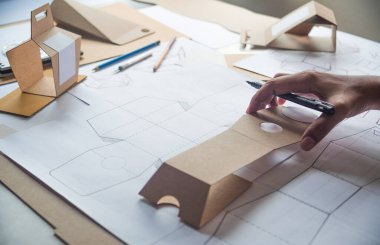 Tasarımcı çizim tasarımı Brown el işi karton kağıt ürün eko paketleme kutu geliştirme şablonu markalaşma etiketi. Tasarımcı stüdyo .