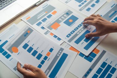 Web sitesi tasarımcısı Yaratıcı Planlama Uygulaması Geliştirme taslağı taslak çizim şablonu prototip çerçeve tasarım stüdyosu. Kullanıcı deneyimi kavramı .