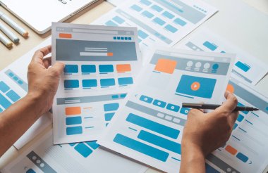Web sitesi tasarımcısı Yaratıcı Planlama Uygulaması Geliştirme taslağı taslak çizim şablonu prototip çerçeve tasarım stüdyosu. Kullanıcı deneyimi kavramı .