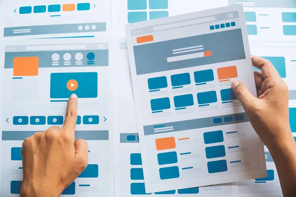 Web sitesi tasarımcısı Yaratıcı Planlama Uygulaması Geliştirme taslağı taslak çizim şablonu prototip çerçeve tasarım stüdyosu. Kullanıcı deneyimi kavramı .