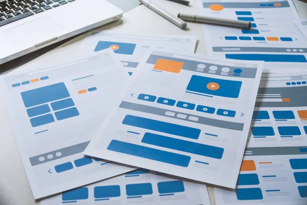 ウェブサイトデザイナークリエイティブプランニングアプリケーション開発者のドラフトスケッチ図面テンプレートレイアウトプロトタイプフレームワークワイヤーフレームデザインスタジオ ユーザーエクスペリエンスの概念 — ストック写真