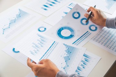 Veri belgesi grafiği çizelgesinde çalışan işadamı, araştırma geliştirme planlama stratejisi analizi finans muhasebesi pazarlama raporu veriyor. İş ofisi kavramı.