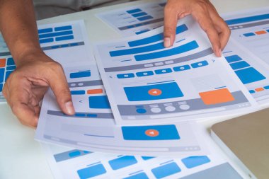Web sitesi tasarımcısı Yaratıcı Planlama Uygulaması Geliştirme taslağı taslak çizim şablonu prototip çerçeve tasarım stüdyosu. Kullanıcı deneyimi kavramı .
