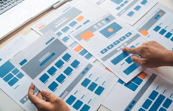 网站设计者创意规划应用程序开发人员开发草图草图模板布局原型框架线框设计工作室 用户体验概念 — 图库照片
